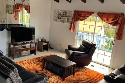 Image de Maison récemment rénovée 3br / 2ba Toutes les cloches et sifflets