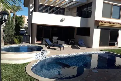 Image de Superbe maison de 2 1/2 chambres avec une piscine privée et une vue spectaculaire