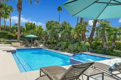 Piscine au milieu du siècle moderne Villa Resort. 6 200 pieds carrés Ft. 4 lits 5 salles de bain. Vues incroyables.