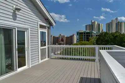 Image de 300 $ de rabais sur les séjours hebdomadaires en juillet! Courts séjours disponibles. 3 chambres 3 salles de bain Condo Ocean vue de l'avant avec un étang à l'arrière. . . . Piscine extérieure avec une zone de grillades pour vous de profiter!