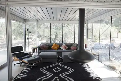 Image de Maison de verre, avec rivière, ciel nocturne et vie privée Que pouvez-vous demander de plus?