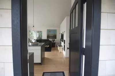 Image de Coach house moderne de la côte, chalet séparé sur 1, 2 acer avec vue sur l'océan