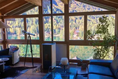 Image de Chalet avec vue sur le lac avec jacuzzi, sauna, nombreuses terrasses et jardin