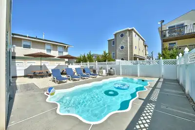Image de Piscine creusée chauffée, 3e de la plage avec une vue imprenable sur la plage, nouvelle et moderne
