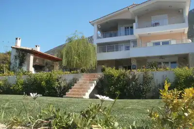 Image de La maison est située sur la plage et à seulement 1 minute à pied.