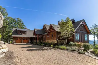 Image de Castle Rock- Eagles Nest avec vue à 180 *, bain à remous, cuisine extérieure et foyer!