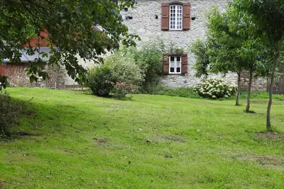 Image de maison de caractere argein avec grand jardin