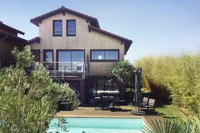 Image de Villa en bois face Ă la mer