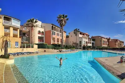 Image de Grande terrasse, 50m plage vue mer + piscine privée + parking fermé