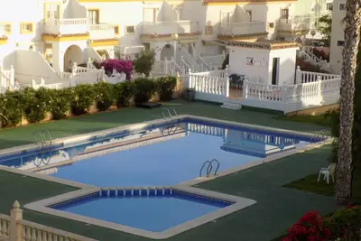 Maison de ville, 2 lits, 2 salles de bain, air conditionné, wifi, piscine communale