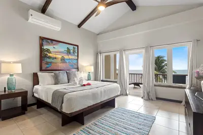 Image de Maison de plage de luxe en bord de mer, 4 chambres \/ 4. 5 salles de bain, piscine, près de Placencia, Superbe!