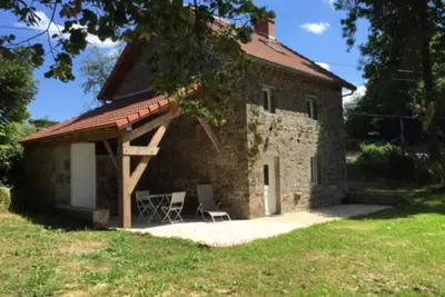 Image de Maison en pierre rénovée avec goût avec tennis dans un havre de paix