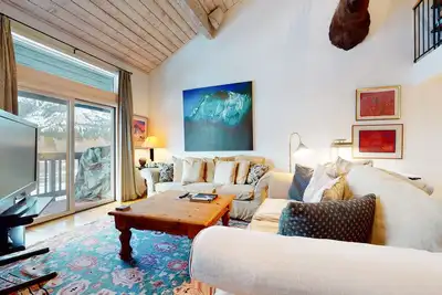 Image de Cadre de montagne privé, cheminée confortable et fonctionnalités de divertissement premium