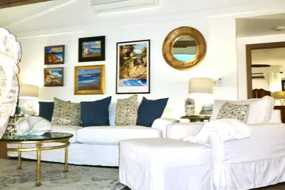 Image de Luxe + minutes à la plage-WiFi, W / D, Smart Tv, A / C, Fp, barbecue, cour privée et parking