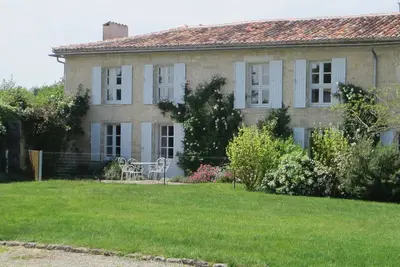 Image de Luxueuse maison en pierre du XVIIIe siècle rénovée au cœur de la campagne française.