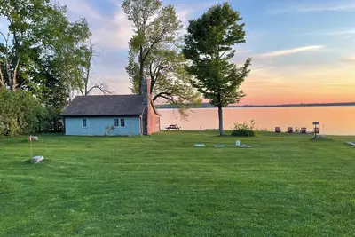 Image de Mobilier mis Ă jour! - Thenell Cottage - Charme rustique Ă quelques pas de la baie!