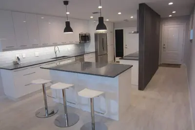 Image de Condo de luxe moderne 2br / 2ba Beach Front. Séjour minimum de 60 jours.