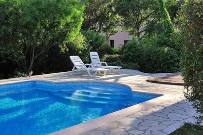 Image de Maison provençale avec belle piscine/grand jardin arboré tout confort au calme