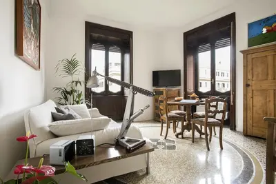 Image de Central, élégant appartement entièrement meublé dans un immeuble majestueux.