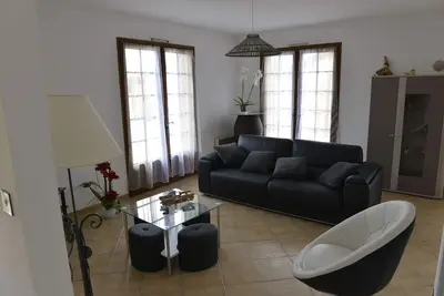 Image de villa de plein pied avec jardin et cloturée