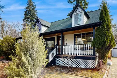 Image de Nouvellement rénové maison w / cheminée et cour fermée - promenade au lac / centre-ville!