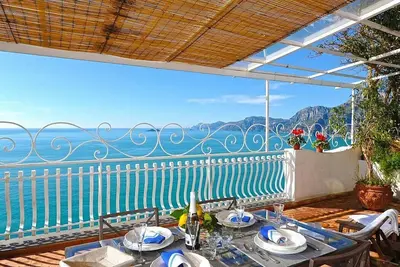 Image de Villa Lorena: Un appartement élégant et accueillant faisant partie d'une villa construite au-dessus de la mer.