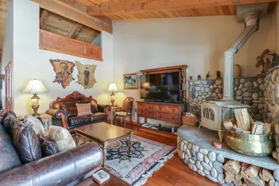 Image de Élégant condo de montagne avec bain à remous partag�� et piscine saisonnière