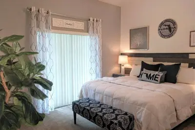 Image de Condo rénové de concepteur dans un cadre tropical magnifique