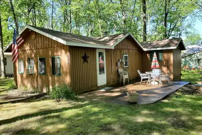 Image de 2 chambres, 1 cabine de bain avec accès au lac Budd, juste au bord de l'eau.