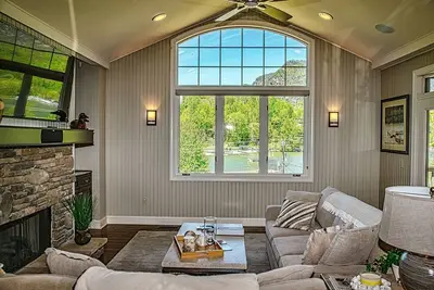 Image de Townhome haut de gamme en face de la plage du lac Lure et un mile de Chimney Rock