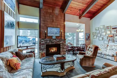 Image de Spacieux Ski / Retraite D'été Aux Chamonix Townhomes À Seulement 300 Pas De Cyn Lodge