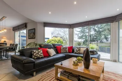 Image de Maison de luxe avec piscine privée à Jullouville, jardin clos, wifi et parking