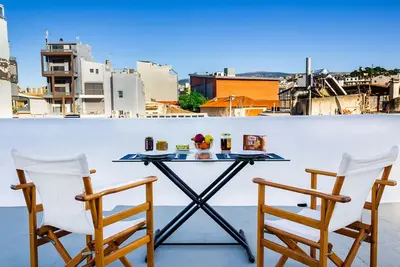 Image de Nouveau! Charmant appartement sur le toit avec vue sur l'Acropole