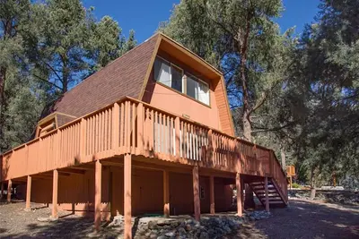 Image de 1970 Gambrel Cabin dans la forêt nationale de Los Padres