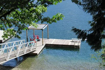 Image de Dernière minute. 6300 $ 9 juillet au 6 août Maison à domicile au bord de l’eau directement sur le lac Cowichan.