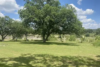 Image de Venez à Wimberley et profitez de cette cabane de campagne sur la paisible rivière Blanco.