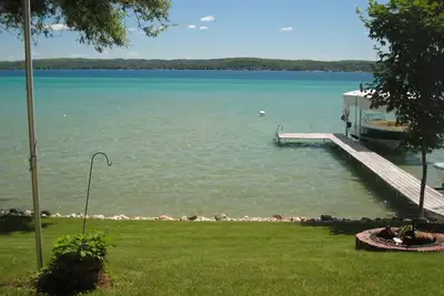 Image de Torch Lake Cottage au bord du lac avec grand ascenseur Ă bateau.