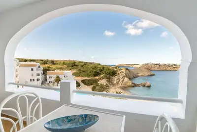Image de Bel appartement avec Wi-Fi, piscine, terrasse et vue sur mer.