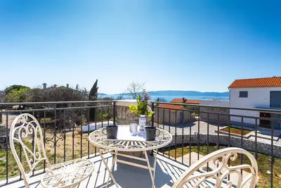Image de Ancienne maison en pierre avec vue sur la mer