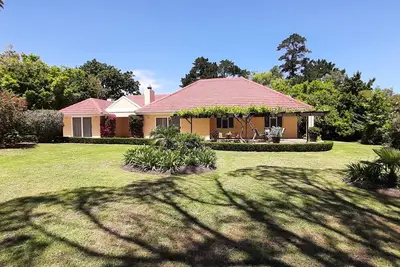 Maison de vacances ensoleillée pour se détendre, grand jardin, piscine et vue Helderberg