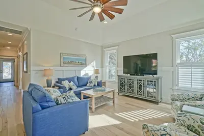 Image de Belle maison 3Bedroom / 3Bath, 2018 Nouvelle maison de luxe à quelques pas de l'accès à la plage!