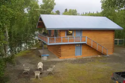 Image de Belle maison en rondins Kenai River a terrasse pleine longueur donnant sur la rivière