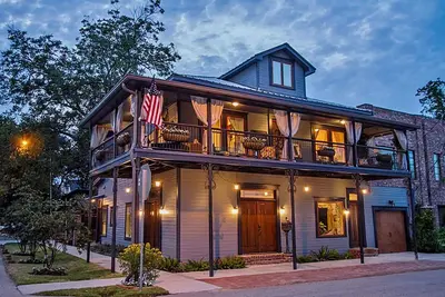 Unique Historic Showpiece Accueil 6k sq ft. 4 zones de séjour / ent, un bain à remous sur le balcon