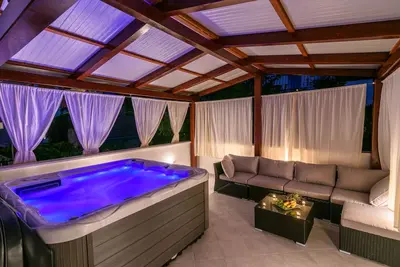 Image de Appartement moderne en bord de mer avec bain Ă remous