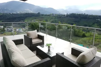 Image de Nouveau et bel appartement avec vue unique sur l'axe du café.