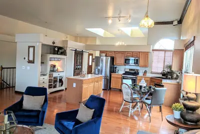 Image de Maison spacieuse ouverte avec vue sur le pic des piques