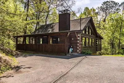 Image de Une escapade à un niveau dans les montagnes près de la ville avec arcade