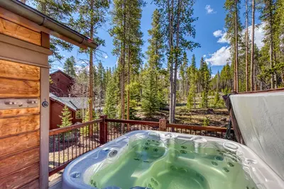 Image de Spacieuse maison de montagne avec bain à remous privé, foyer et cuisine gastronomique