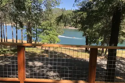 Image de Maison au bord du lac avec 1000 sq \/ ft de terrasse avec vue imprenable sur l'eau.