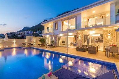 Image de Villa contemporaine de luxe avec 4 chambres, superbe vue sur la mer, à 6 minutes en voiture du centre